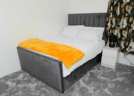 Impeccable 3-bed House in Plumstead, London 4