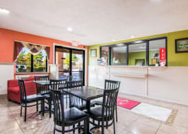 Econo Lodge Atlanta Airport East 4