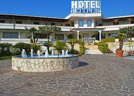 Perla Hotel e Garden - Free Parking and Pool - Open area with Beautiful view of the Landscape 2
