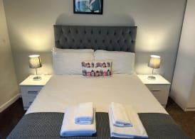 Adelphi Wharf Apartments by Beehosting 5