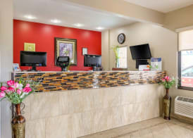 Econo Lodge Shorewood 2