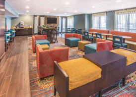 La Quinta Inn & Suites by Wyndham O'Fallon, IL - St. Louis 2