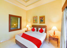Super OYO Townhouse Oak Maxi Hotel Legian 5