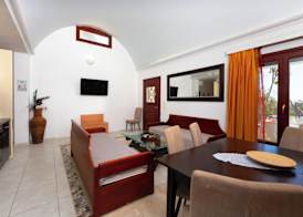 Birds Villa Apartments with Heated Pool - Including Car and Breakfast 3