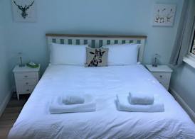 Charming Woodland Lodge 2 Person 1 Bedroom 2