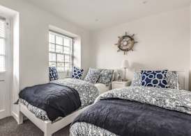 Cottage - Sleeps 6 - Pet Friendly - Patio 2
