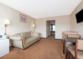 Howard Johnson by Wyndham Springfield 5