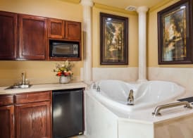 Best Western Plus Crown Colony Inn & Suites 3