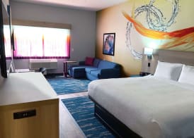 La Quinta Inn & Suites by Wyndham San Antonio Seaworld LAFB 5