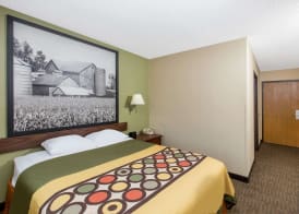 Super 8 by Wyndham Fairmont 5