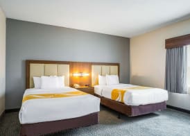 Quality Suites Lansing West 4