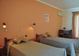 Sandy's Studios Apartments & Log Villas 2
