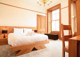 JOIVY 5 Bedroom Apt Near Meadows & George Square 4