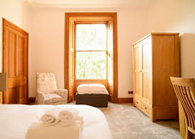 JOIVY 5 Bedroom Apt Near Meadows & George Square 3