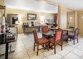 Econo Lodge Downtown 4