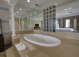 Holiday Inn PLAINVIEW-LONG ISLAND by IHG 2