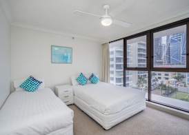 Surfers Paradise Beachfront Pool and Views 5