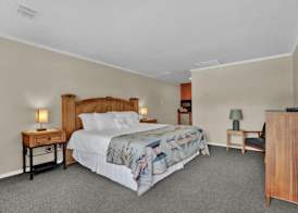 Maven's Inn & Grill 3