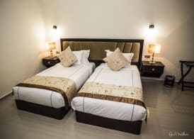 Queen Plaza Hotel 5