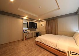 Hotel M Story 4