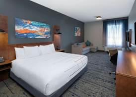La Quinta Inn & Suites by Wyndham Louisville NE - Old Henry Rd 5