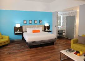 BLVD HOTEL & SUITES 4
