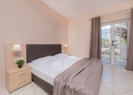Yakinthos Hotel 5