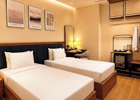 Happy Life Grand Hotel & Rooftop Skybar 5
