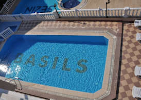 BASILS APART HOTEL 5