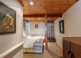 Knysna Lodge - Self Catering Unit with Woodfired Hot Tub 4