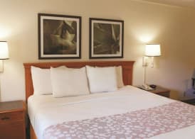 Baymont by Wyndham Houston La Porte 5
