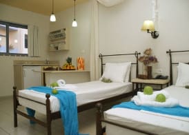 Golden Bay Apartments - Pool & Garden Retreat 4