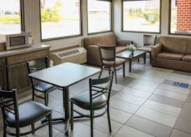Econo Lodge Wooster 4