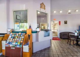 Econo Lodge Little Creek 2