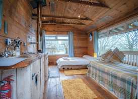 The Hygge Hut - 1 Bed - Freshwest Beach Retreat 5