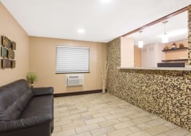 Super 8 by Wyndham Columbus Airport 2