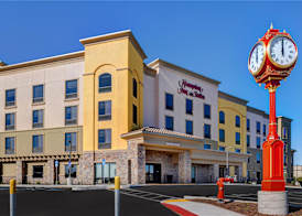 Hampton Inn & Suites Marina 5