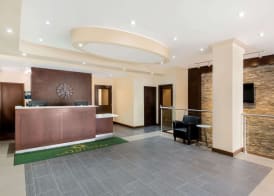 La Quinta Inn & Suites by Wyndham Oshawa 2