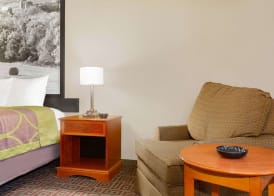 Super 8 by Wyndham Fort Madison 4