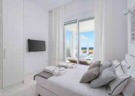 Seashore Villa - Luxury Beachfront - Pool & Sea View 4
