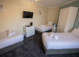 Irvine Riverside Guesthouse 5