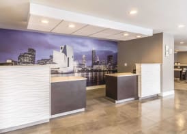La Quinta Inn & Suites by Wyndham Cleveland - Airport North 3