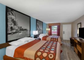 Super 8 by Wyndham Bradenton Sarasota Area 5
