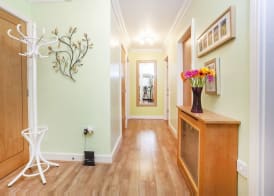 Riverbank View Three Bedroom Apartment with Free Parking 2