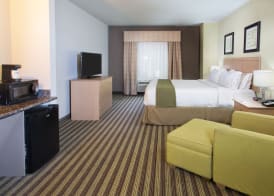 Holiday Inn Express & Suites ALVARADO by IHG 4