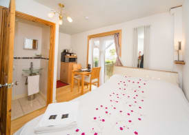 Cosy Snug Room with En-Suite - Near Lyme Regis - Private Balcony with Sunset Views - Free Parking & WiFi - Tea Room opposite serving local produce 4