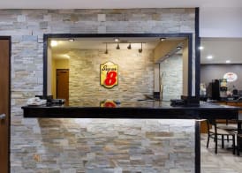 Super 8 by Wyndham Decorah 2