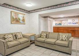 Greenwoods Inn & Suites 3