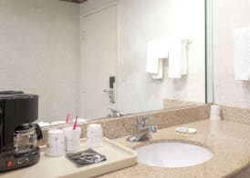 Travelodge by Wyndham Long Beach Convention Center 3