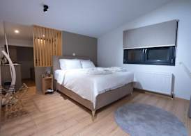 THE ROOMS 5
